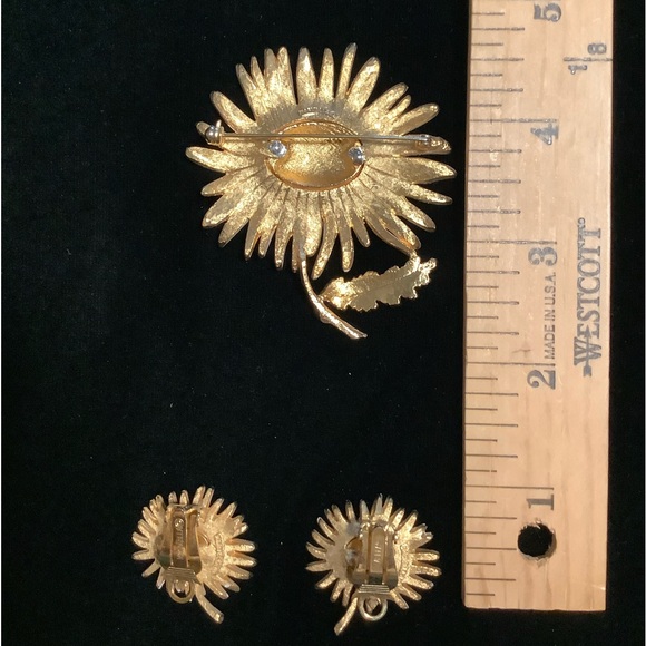 Vintage-"Sassy" Daisy Brooch & Earrings -EUC - Picture 4 of 4